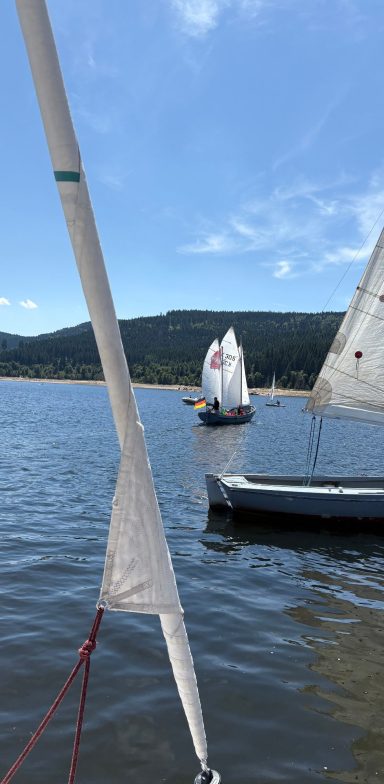 Sailingboote auf dem Schluchsee mit Bergen im Hintergrund.