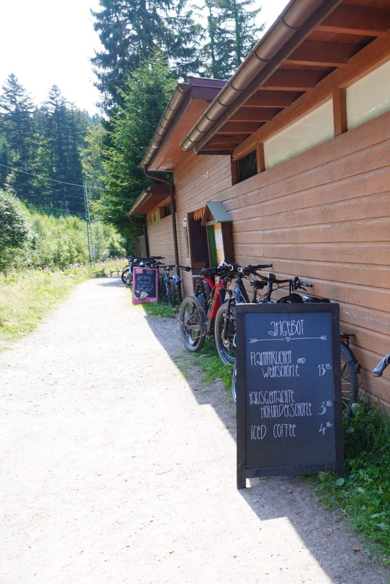 Holzgebäude mit einem Schiefertafelmenü.