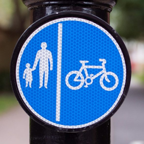 Gelbe Narzissen blühen im Vordergrund, im Hintergrund ein malerisches Wohnviertel.