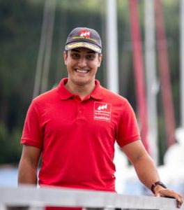 Thomas A. Nagel lächelt vor einem Hafen mit Segelbooten.